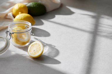 Doğal güneş ışığı ve gölgeli bir masada taze meyve ve çimlerle dolu rahat bir fon..