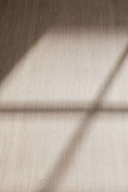 Doğal gölgeli ahşap arkaplan ve pencereden süzülen doğal ışık yaprakları..