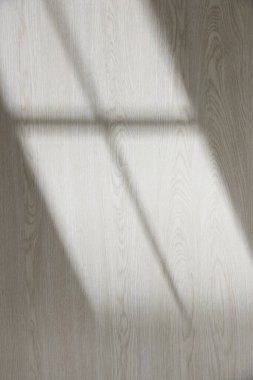 Doğal gölgeli ahşap arkaplan ve pencereden süzülen doğal ışık yaprakları..