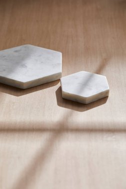 Modern Nesnelerle Ahşap Doku Üzerine Işık ve Gölge. Seramik Tepsilerle En Küçük Ev Dekorasyonu Sahnesi.