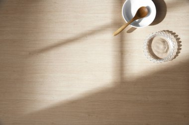 Modern Nesnelerle Ahşap Doku Üzerine Işık ve Gölge. Seramik Tepsilerle En Küçük Ev Dekorasyonu Sahnesi.