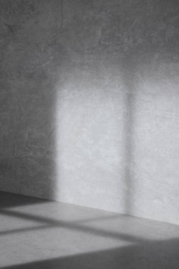 Pencereye yansıyan güneş ışığı gölgeleriyle çeşitli tasarımlarda kullanılabilen somut arkaplan.