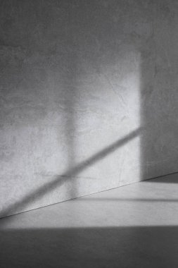 Pencereye yansıyan güneş ışığı gölgeleriyle çeşitli tasarımlarda kullanılabilen somut arkaplan.