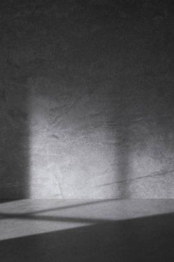 Pencereye yansıyan güneş ışığı gölgeleriyle çeşitli tasarımlarda kullanılabilen somut arkaplan.