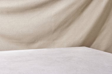 Doğal ışık ve gölgelerle minimum bej kumaş arka plan.