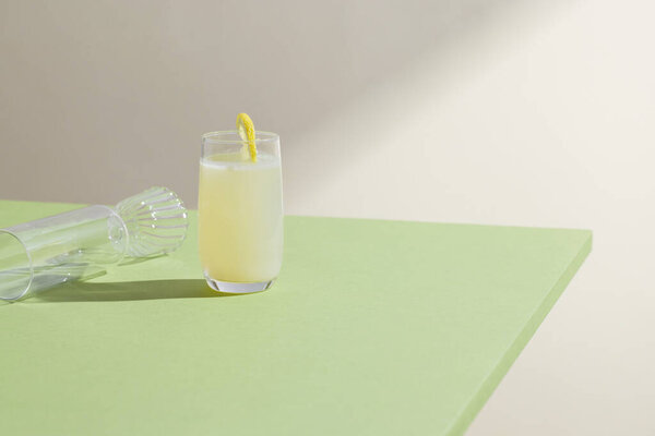 Минимальные эстетические напитки в естественном свете с зеленью.