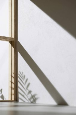 Ahşap pencerelerden, gölgelerden, yeşil yapraklardan ve beyaz duvarlardan gelen yumuşak güneş ışığı..