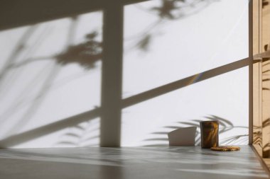 Ahşap pencerelerden, gölgelerden, yeşil yapraklardan ve beyaz duvarlardan gelen yumuşak güneş ışığı..