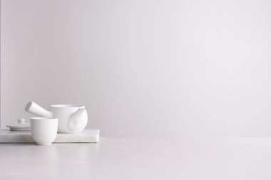 Chuseok için geleneksel Kore bojagi hediye paketi, seramik vazo ve kumaş, ağaç dalları..