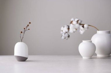 Chuseok için geleneksel Kore bojagi hediye paketi, seramik vazo ve kumaş, ağaç dalları..