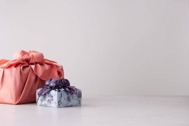 Chuseok için geleneksel Kore bojagi hediye paketi, seramik vazo ve kumaş, ağaç dalları..