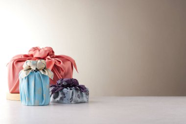 Chuseok için geleneksel Kore bojagi hediye paketi, seramik vazo ve kumaş, ağaç dalları..