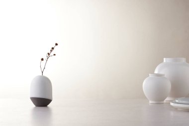 Chuseok için geleneksel Kore bojagi hediye paketi, seramik vazo ve kumaş, ağaç dalları..