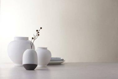 Chuseok için geleneksel Kore bojagi hediye paketi, seramik vazo ve kumaş, ağaç dalları..