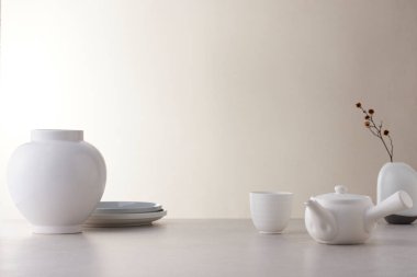 Chuseok için geleneksel Kore bojagi hediye paketi, seramik vazo ve kumaş, ağaç dalları..