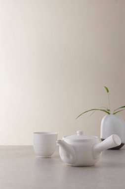 Chuseok için geleneksel Kore bojagi hediye paketi, seramik vazo ve kumaş, ağaç dalları..