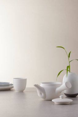 Chuseok için geleneksel Kore bojagi hediye paketi, seramik vazo ve kumaş, ağaç dalları..