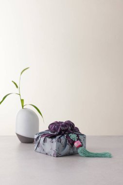 Chuseok için geleneksel Kore bojagi hediye paketi, seramik vazo ve kumaş, ağaç dalları..