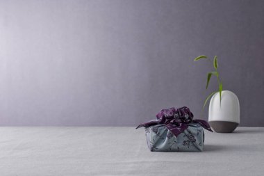 Chuseok için geleneksel Kore bojagi hediye paketi, seramik vazo ve kumaş, ağaç dalları..