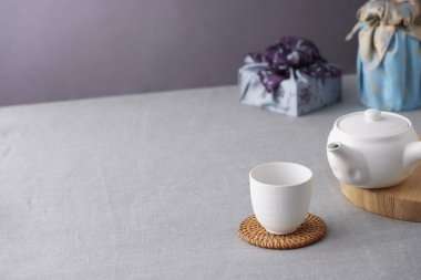 Chuseok için geleneksel Kore bojagi hediye paketi, seramik vazo ve kumaş, ağaç dalları..