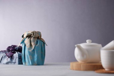 Chuseok için geleneksel Kore bojagi hediye paketi, seramik vazo ve kumaş, ağaç dalları..