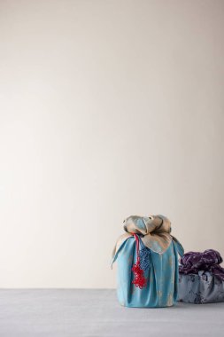 Chuseok için geleneksel Kore bojagi hediye paketi, seramik vazo ve kumaş, ağaç dalları..