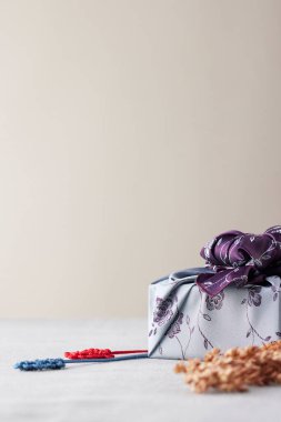 Chuseok için geleneksel Kore bojagi hediye paketi, seramik vazo ve kumaş, ağaç dalları..