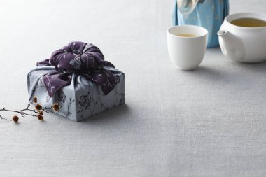 Chuseok için geleneksel Kore bojagi hediye paketi, seramik vazo ve kumaş, ağaç dalları..