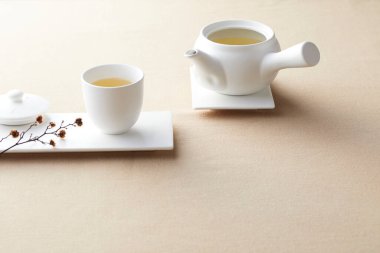 Chuseok için geleneksel Kore bojagi hediye paketi, seramik vazo ve kumaş, ağaç dalları..