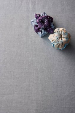 Chuseok için geleneksel Kore bojagi hediye paketi, seramik vazo ve kumaş, ağaç dalları..