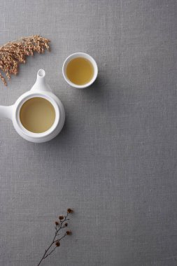 Chuseok için geleneksel Kore bojagi hediye paketi, seramik vazo ve kumaş, ağaç dalları..