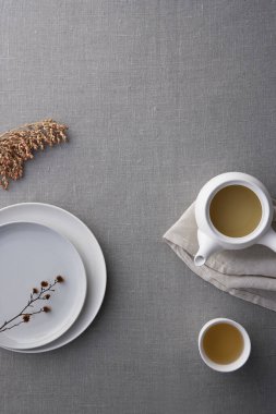 Chuseok için geleneksel Kore bojagi hediye paketi, seramik vazo ve kumaş, ağaç dalları..