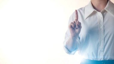 İş konsepti. Liderlik ve yenilikçi tavrı olan bir kadın liderin kendine güveni..