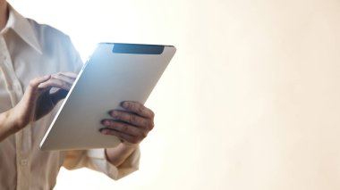 İş konsepti. Liderlik ve yenilikçi tavrı olan bir kadın liderin kendine güveni..