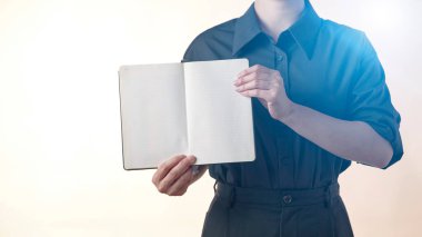 İş konsepti. Liderlik ve yenilikçi tavrı olan bir kadın liderin kendine güveni..