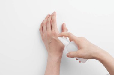 Cilt Güzeli. Sağlıklı ellerin yumuşak nemlendirilmesi için kozmetik krem dokusu.