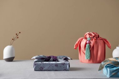 Kore bayramları ve yıldönümleri için yeniden kullanılabilir el yapımı bojagi hediye paketi.