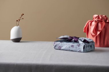 Kore bayramları ve yıldönümleri için yeniden kullanılabilir el yapımı bojagi hediye paketi.