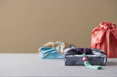 Kore bayramları ve yıldönümleri için yeniden kullanılabilir el yapımı bojagi hediye paketi.