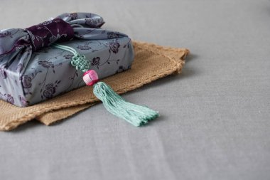 Kore bayramları ve yıldönümleri için yeniden kullanılabilir el yapımı bojagi hediye paketi.