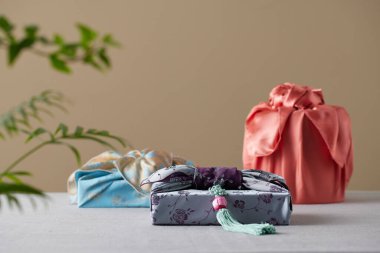 Kore bayramları ve yıldönümleri için yeniden kullanılabilir el yapımı bojagi hediye paketi.