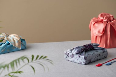 Kore bayramları ve yıldönümleri için yeniden kullanılabilir el yapımı bojagi hediye paketi.