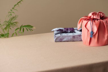 Kore bayramları ve yıldönümleri için yeniden kullanılabilir el yapımı bojagi hediye paketi.