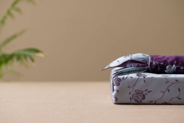 Kore bayramları ve yıldönümleri için yeniden kullanılabilir el yapımı bojagi hediye paketi.