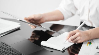 İş konsepti. Liderlik ve yenilikçi tavrı olan bir kadın liderin kendine güveni..