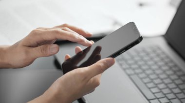 İş konsepti. Liderlik ve yenilikçi tavrı olan bir kadın liderin kendine güveni..