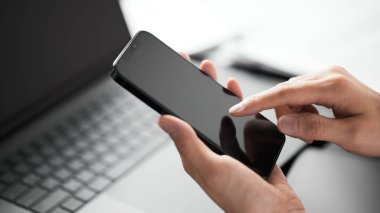 İş konsepti. Liderlik ve yenilikçi tavrı olan bir kadın liderin kendine güveni..