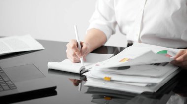 İş konsepti. Liderlik ve yenilikçi tavrı olan bir kadın liderin kendine güveni..