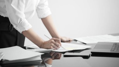 İş konsepti. Liderlik ve yenilikçi tavrı olan bir kadın liderin kendine güveni..