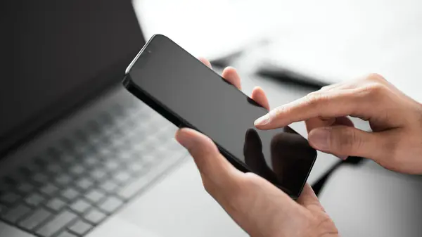 İş konsepti. Liderlik ve yenilikçi tavrı olan bir kadın liderin kendine güveni..